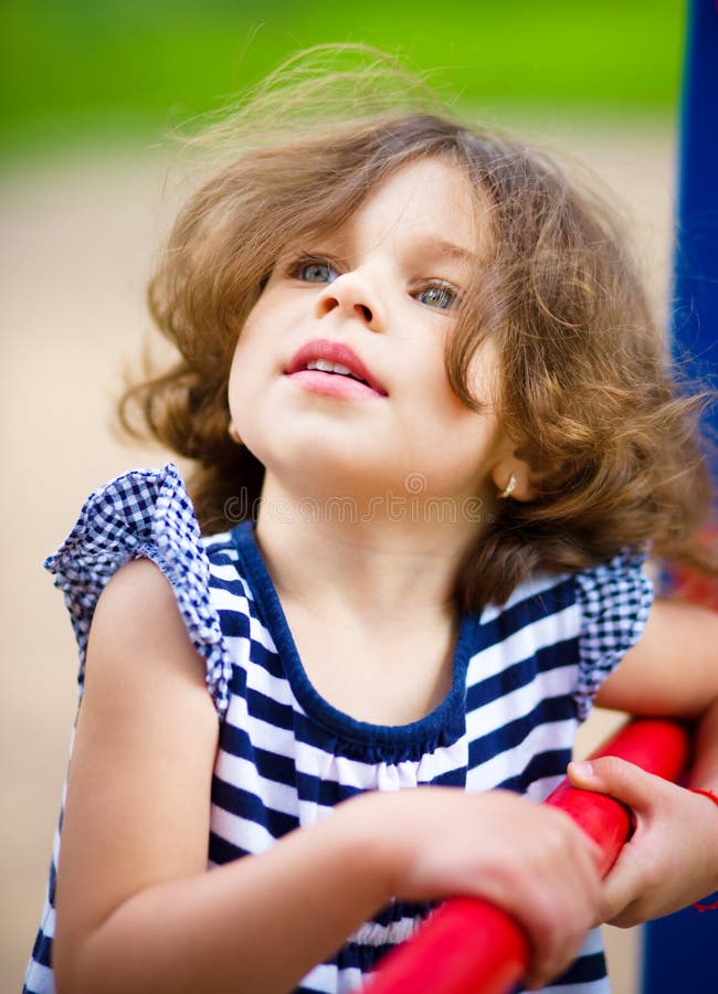 La niña linda está jugando en patio imágenes de archivo libres de regalías La niña linda está jugando en patio imágenes de archivo libres de regalías