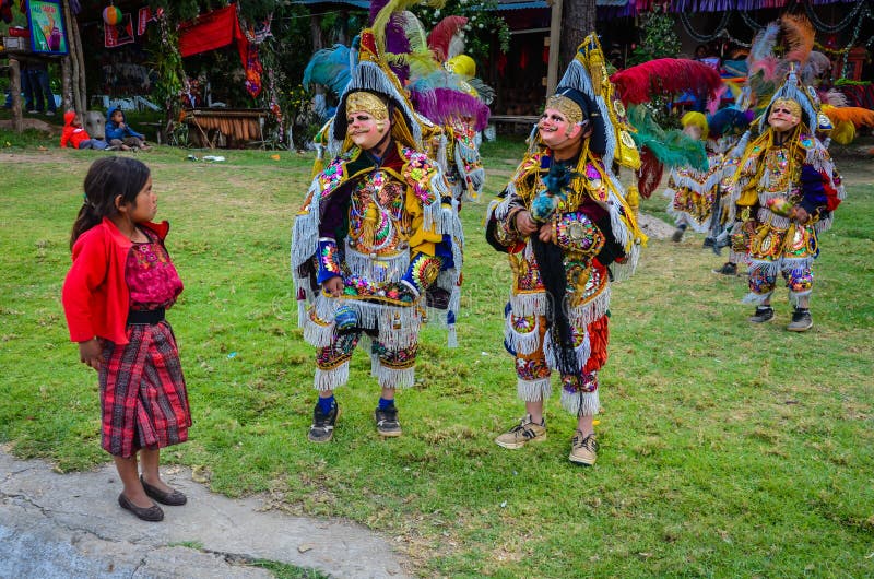 La niña mira fijamente los ejecutantes vestidos - danza de los aviadores La niña mira fijamente los ejecutantes vestidos - danza de los aviadores