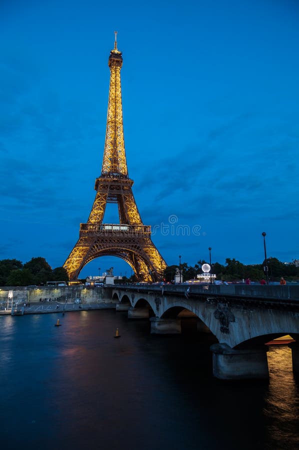 La noche de París de la torre Eiffel fotografía de archivo libre de regalías La noche de París de la torre Eiffel fotografía de archivo libre de regalías