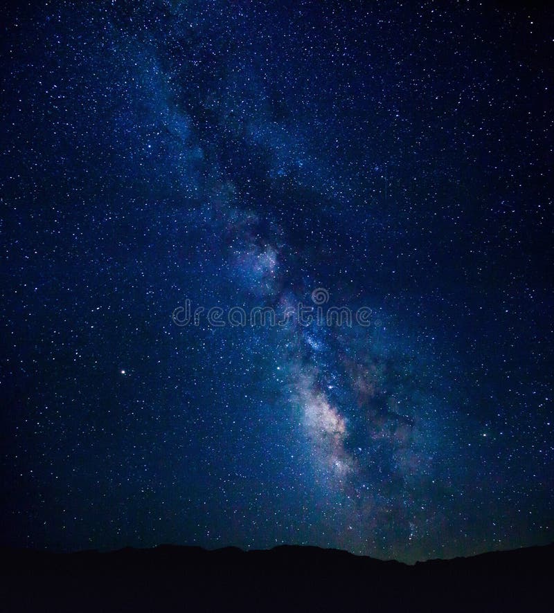 La noche imponente tiró de la vía láctea del punto de Zabriskie en el parque nacional de Death Valley foto de archivo La noche imponente tiró de la vía láctea del punto de Zabriskie en el parque nacional de Death Valley foto de archivo
