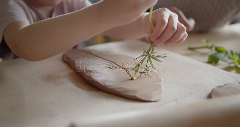 La nonna insegna a sua nipote a modellare l'argilla in un laboratorio di ceramica