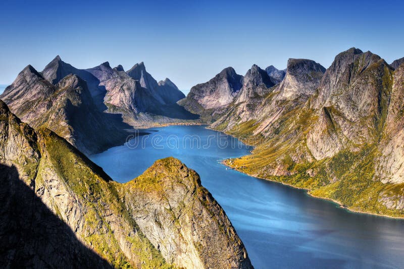 La Norvegia, isole di Lofoten, fiordi delle montagne del paesaggio della costa