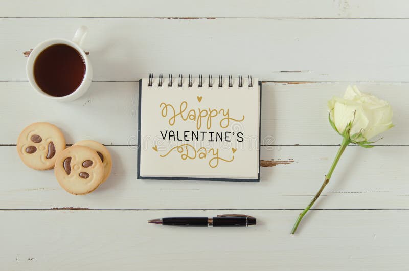 La note de salutation de lettrage de main de jour du ` s de Valentine avec le thé, biscuits et a monté image libre de droits La note de salutation de lettrage de main de jour du ` s de Valentine avec le thé, biscuits et a monté image libre de droits