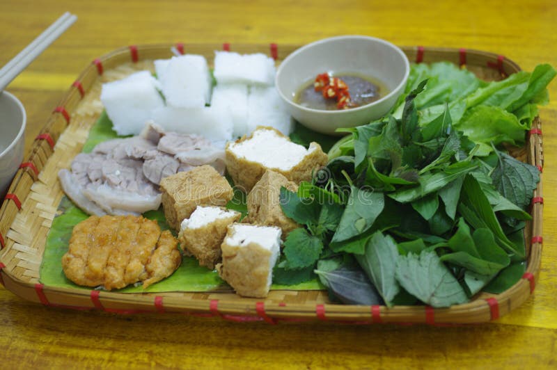 La nouille vietnamienne du nord a servi avec le tofu, le porc cuit à la vapeur, la pâte de crevette et les légumes photo stock La nouille vietnamienne du nord a servi avec le tofu, le porc cuit à la vapeur, la pâte de crevette et les légumes photo stock
