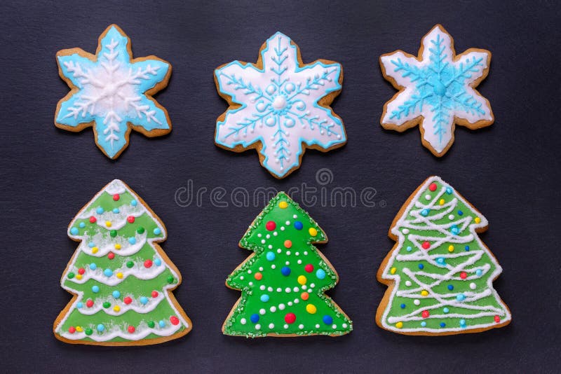 La nourriture de Noël, pain d'épice fait main de biscuits aiment des arbres et des flocons de neige de Noël sur le fond noir photo libre de droits La nourriture de Noël, pain d'épice fait main de biscuits aiment des arbres et des flocons de neige de Noël sur le fond noir photo libre de droits