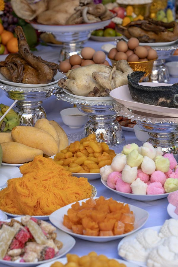 La nourriture de offre sacrificatoire pour prient à un dieu et au mémorial à l'ancêtre, Bangkok, Thaïlande Offres traditionnelles photos stock La nourriture de offre sacrificatoire pour prient à un dieu et au mémorial à l'ancêtre, Bangkok, Thaïlande Offres traditionnelles photos stock