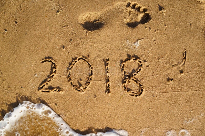 La nouvelle année est prochain concept - 2018 écrit sur une plage poncent avec W photo libre de droits La nouvelle année est prochain concept - 2018 écrit sur une plage poncent avec W photo libre de droits