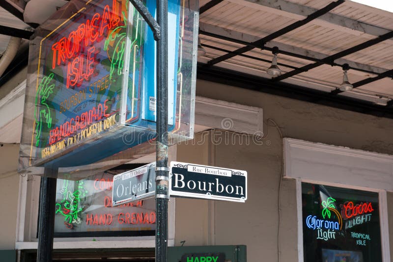 LA NOUVELLE-ORLÉANS, LA - 13 AVRIL : Plaque de rue de Bourbon et d'Orléans dans le quartier français de la Nouvelle-Orléans, Loui photo stock LA NOUVELLE-ORLÉANS, LA - 13 AVRIL : Plaque de rue de Bourbon et d'Orléans dans le quartier français de la Nouvelle-Orléans, Loui photo stock