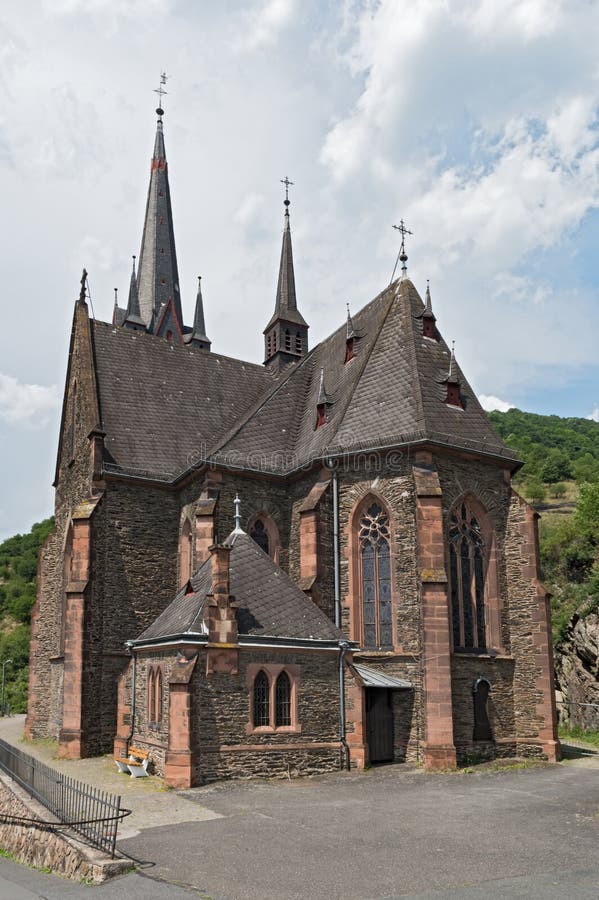 La nouvelle église paroissiale gothique dans St Bonifatius, Allemagne de Lorch-Lorchhausen photos stock La nouvelle église paroissiale gothique dans St Bonifatius, Allemagne de Lorch-Lorchhausen photos stock