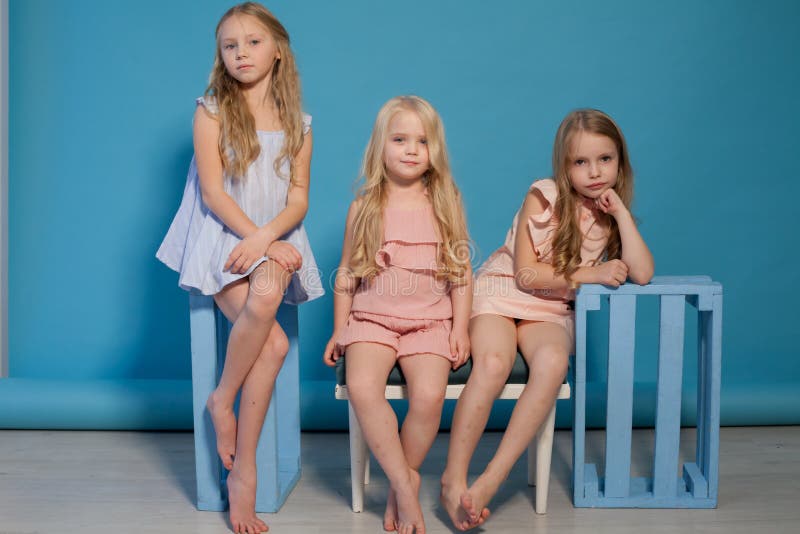La novia de tres niñas sienta junta el retrato