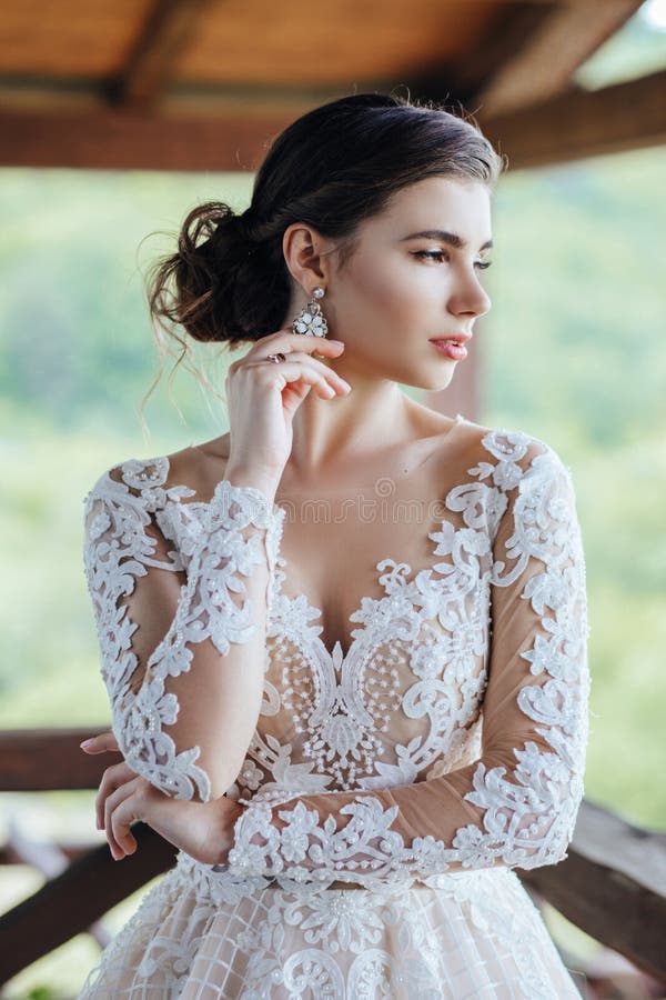 La Novia En Blanco, Vestido De Novia Al Fondo De Hierba Verde Y Lago Foto de archivo - Imagen de fashionable, ceremonia: 169575898 La Novia En Blanco, Vestido De Novia Al Fondo De Hierba Verde Y Lago Foto de archivo - Imagen de fashionable, ceremonia: 169575898