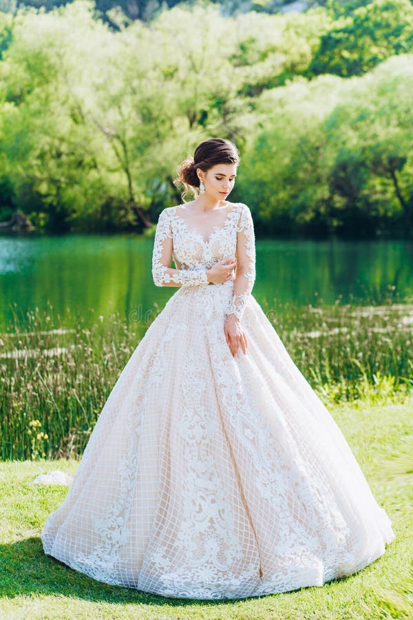 La Novia En Blanco, Vestido De Novia Al Fondo De Hierba Verde Y Lago Foto de archivo - Imagen de belleza, contra: 169576208 La Novia En Blanco, Vestido De Novia Al Fondo De Hierba Verde Y Lago Foto de archivo - Imagen de belleza, contra: 169576208