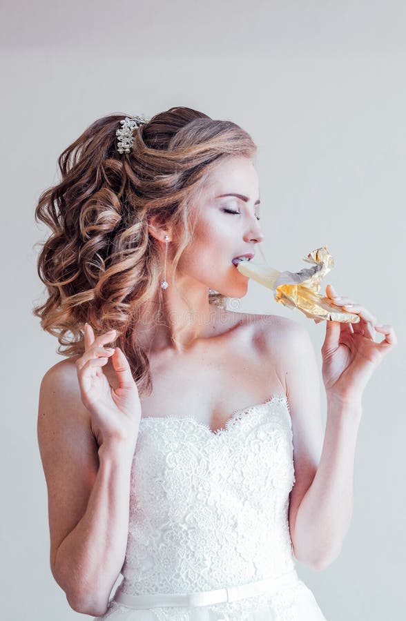 La Novia En Una Boda En El Vestido De Novia Comiendo Chocolate Imagen de archivo - Imagen de pares, prepare: 165673293 La Novia En Una Boda En El Vestido De Novia Comiendo Chocolate Imagen de archivo - Imagen de pares, prepare: 165673293