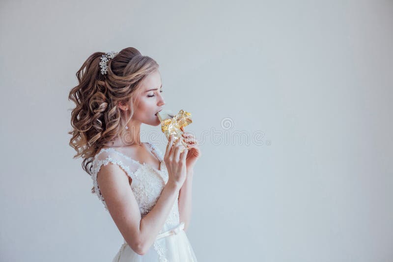 La Novia En Una Boda En La Habitación Comiendo Chocolate Blanco Imagen de archivo - Imagen de acontecimiento, flor: 165531813 La Novia En Una Boda En La Habitación Comiendo Chocolate Blanco Imagen de archivo - Imagen de acontecimiento, flor: 165531813