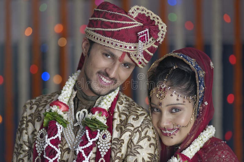 La novia hindú india y prepara un par sonriente feliz. fotografía de archivo libre de regalías La novia hindú india y prepara un par sonriente feliz. fotografía de archivo libre de regalías
