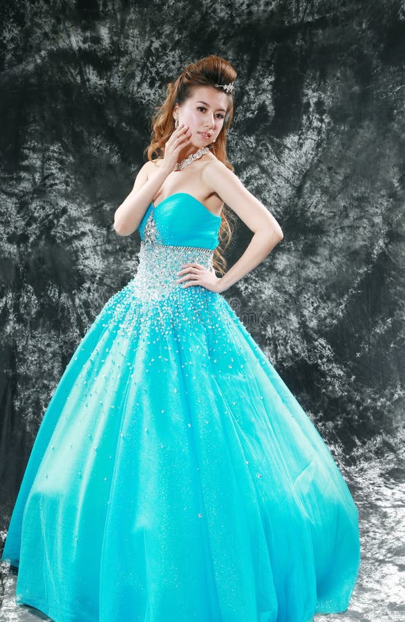 La novia llevó un vestido azul imagenes de archivo La novia llevó un vestido azul imagenes de archivo
