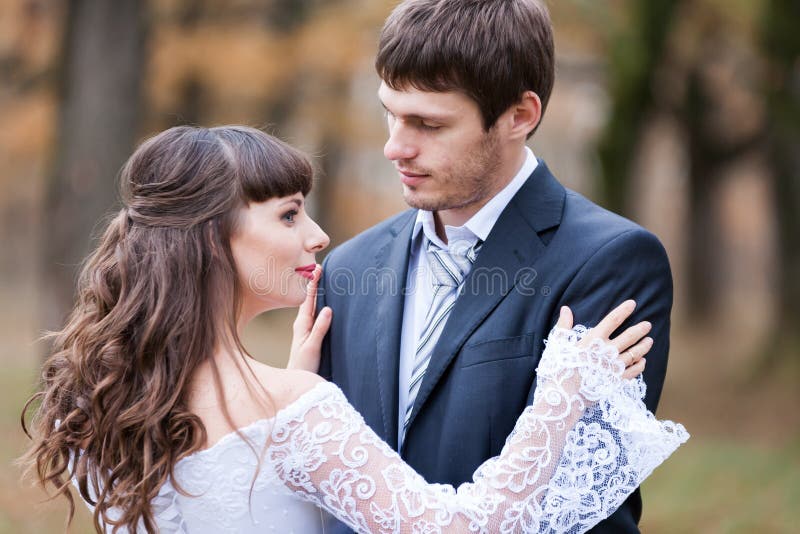 La novia morena y el novio, se cierran para arriba fotos de archivo La novia morena y el novio, se cierran para arriba fotos de archivo
