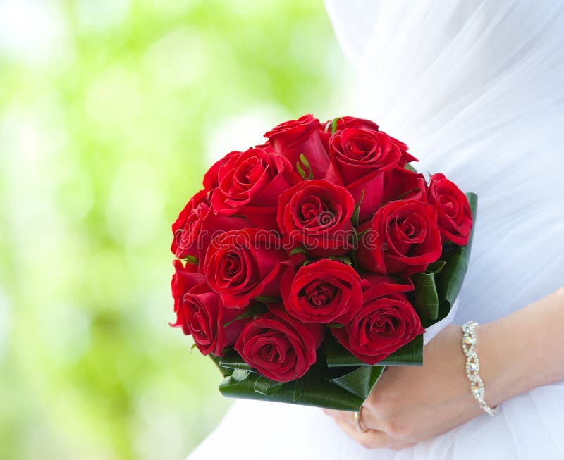 La Novia Sostiene El Ramo De Rosas Rojas Foto de archivo - Imagen de flor,  newlywed: 32195532