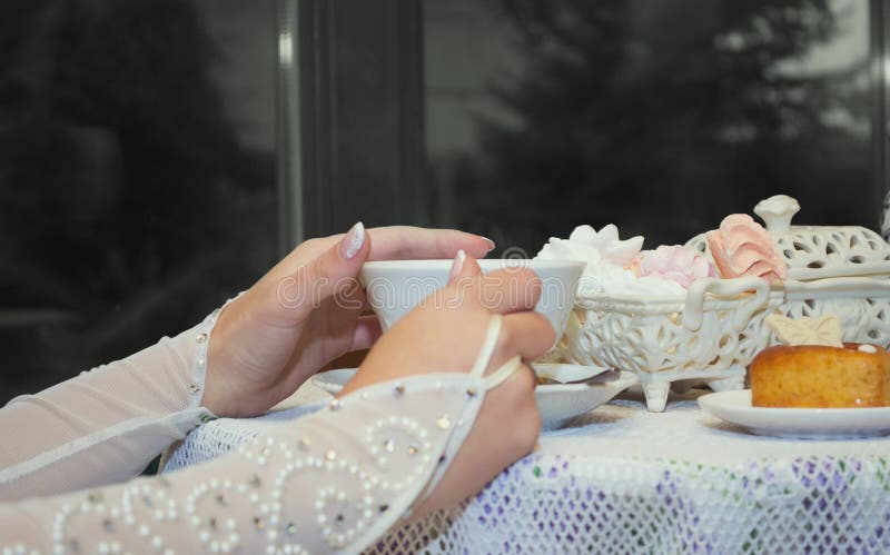 La novia sostiene una taza de té en sus manos foto de archivo libre de regalías La novia sostiene una taza de té en sus manos foto de archivo libre de regalías