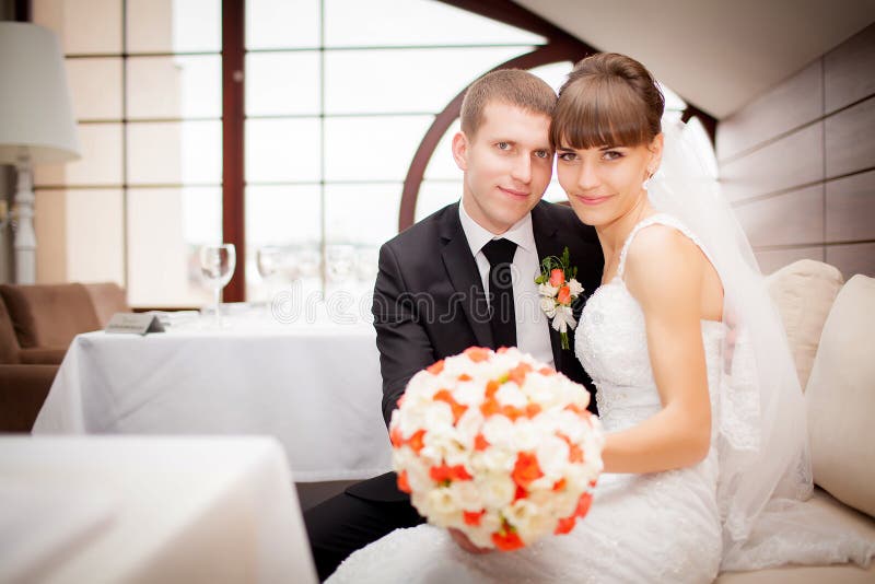 La novia y el novio felices en la boda caminan en el hotel moderno ha imagenes de archivo La novia y el novio felices en la boda caminan en el hotel moderno ha imagenes de archivo