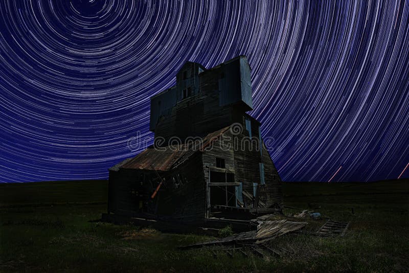 La nuit de traînée d'étoile est passée exposition dans Palouse Washington photo libre de droits La nuit de traînée d'étoile est passée exposition dans Palouse Washington photo libre de droits