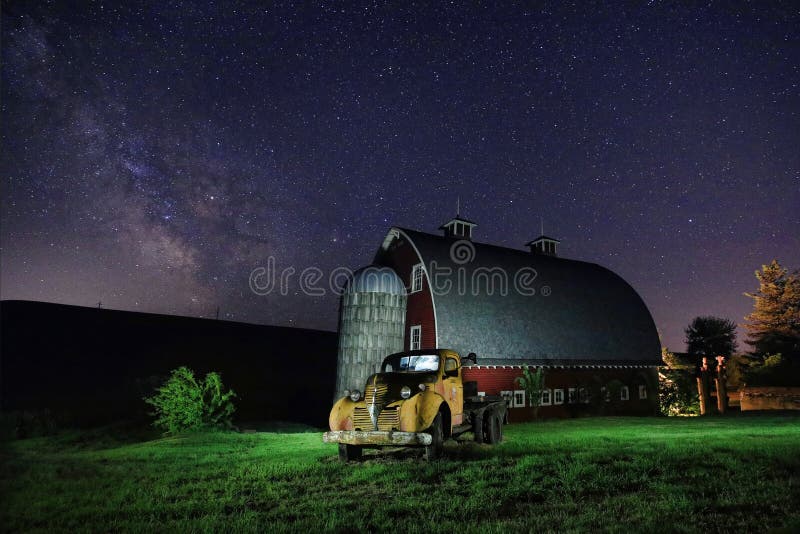 La nuit de traînée d'étoile est passée exposition dans Palouse Washington image libre de droits La nuit de traînée d'étoile est passée exposition dans Palouse Washington image libre de droits