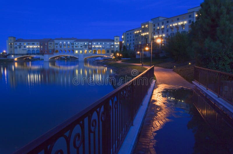 La nuit s'établit autour du pont de Pontiveccio au-dessus du lac Las Vegas au Nevada photographie stock libre de droits La nuit s'établit autour du pont de Pontiveccio au-dessus du lac Las Vegas au Nevada photographie stock libre de droits