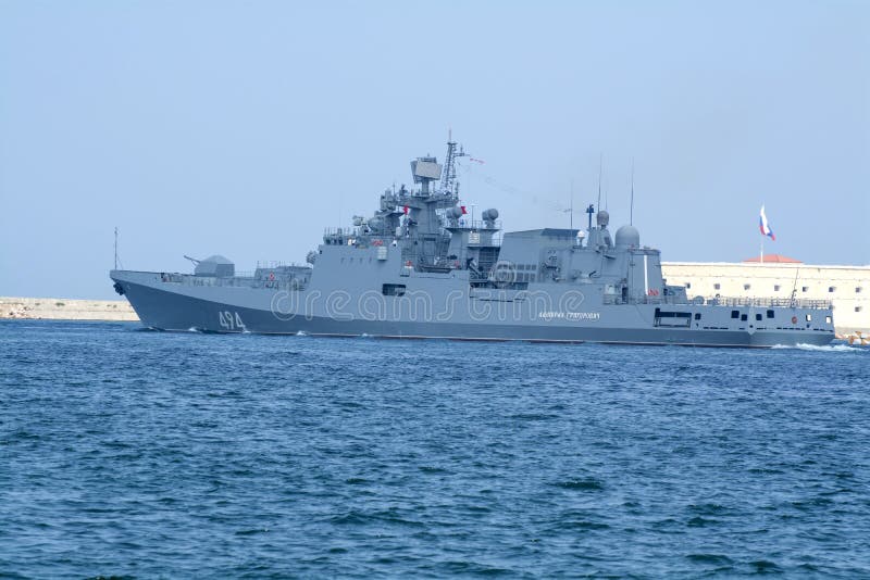 La nuova generazione della fregata di forze navali della Russia passa il Seva fotografia stock libera da diritti La nuova generazione della fregata di forze navali della Russia passa il Seva fotografia stock libera da diritti