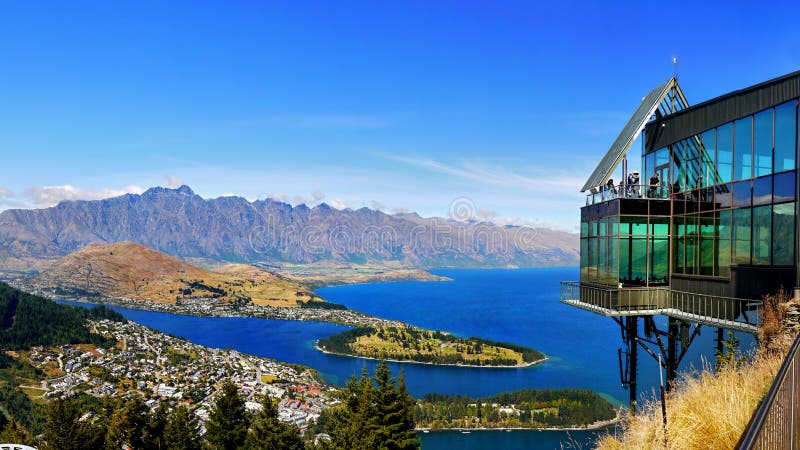 La Nuova Zelanda, Queenstown, lago Wakatipu, montagne fotografia stock libera da diritti La Nuova Zelanda, Queenstown, lago Wakatipu, montagne fotografia stock libera da diritti