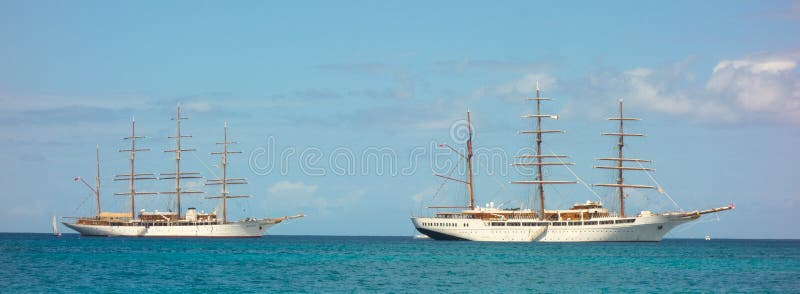 La nuvola del mare spedisce insieme nella baia di Ministero della marina, Bequia fotografia stock libera da diritti La nuvola del mare spedisce insieme nella baia di Ministero della marina, Bequia fotografia stock libera da diritti