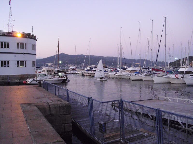 La opinión de la noche de barcos atracó en la costa en el puerto de Vigo fotografía de archivo libre de regalías La opinión de la noche de barcos atracó en la costa en el puerto de Vigo fotografía de archivo libre de regalías