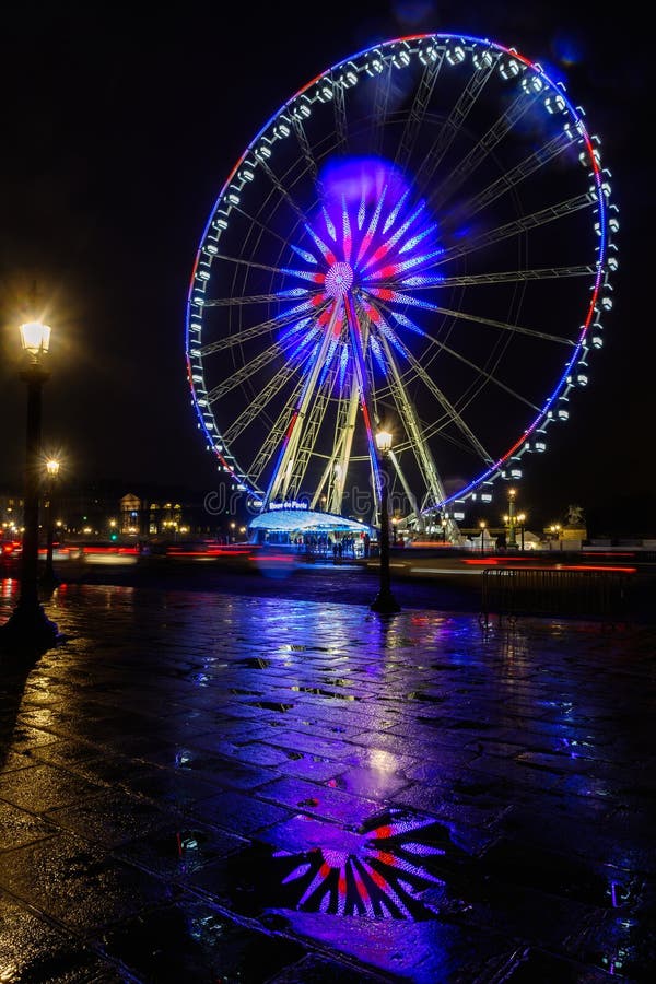 La opinión de la noche de grande rueda adentro París imagenes de archivo La opinión de la noche de grande rueda adentro París imagenes de archivo
