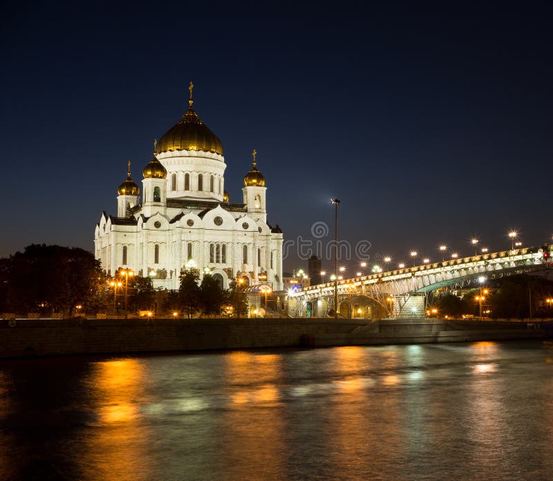 La opinión de la noche de Moscú Cristo el río de la catedral, de Moskva del salvador, puente de Patriarshy y terraplén por la tar imágenes de archivo libres de regalías La opinión de la noche de Moscú Cristo el río de la catedral, de Moskva del salvador, puente de Patriarshy y terraplén por la tar imágenes de archivo libres de regalías