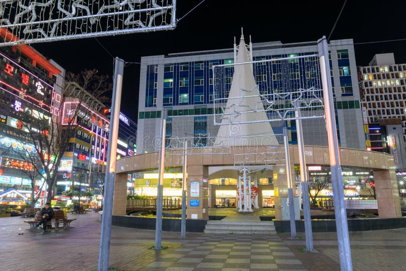 La opinión de la noche de la plaza de la fuente de Sangnam en Changwon, Gyeongsangnam-hace, Corea del Sur fotografía de archivo libre de regalías La opinión de la noche de la plaza de la fuente de Sangnam en Changwon, Gyeongsangnam-hace, Corea del Sur fotografía de archivo libre de regalías