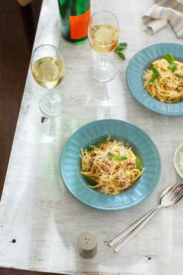La opinión de sobremesa de la cena dos platea el vino blanco del carbonara de las pastas fotos de archivo libres de regalías La opinión de sobremesa de la cena dos platea el vino blanco del carbonara de las pastas fotos de archivo libres de regalías