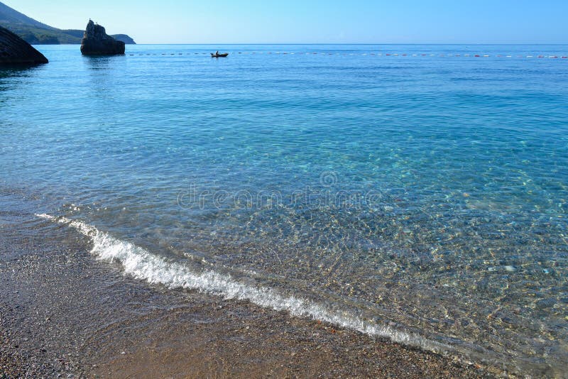 La opinión del mar Mar tranquilo y piedras grandes Agua transparente del mar adriático montenegro fotografía de archivo libre de regalías La opinión del mar Mar tranquilo y piedras grandes Agua transparente del mar adriático montenegro fotografía de archivo libre de regalías
