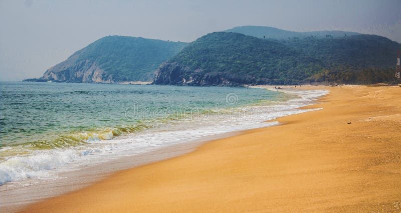 La opinión hermosa de la playa de la mañana foto de archivo La opinión hermosa de la playa de la mañana foto de archivo