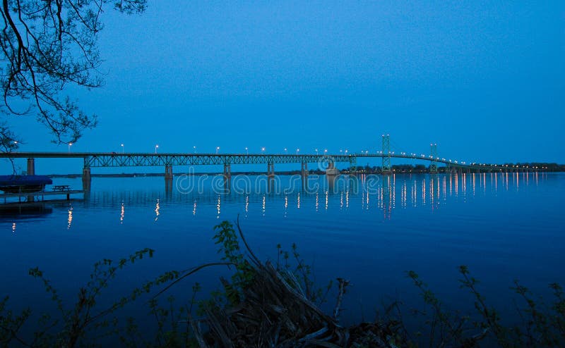 La oscuridad baja sobre el puente internacional imagen de archivo libre de regalías La oscuridad baja sobre el puente internacional imagen de archivo libre de regalías