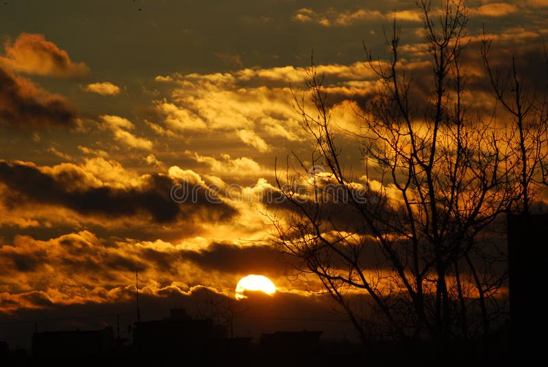 La oscuridad se nubla el sol poniente amarillo fotografía de archivo La oscuridad se nubla el sol poniente amarillo fotografía de archivo