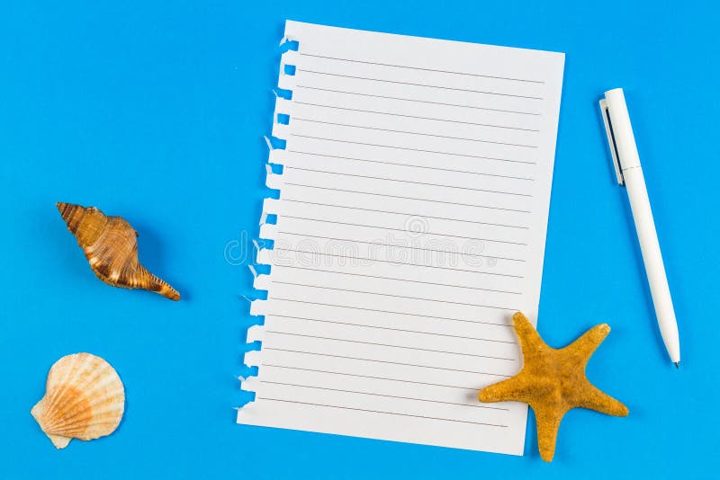 La page a déchiré du carnet, des coquillages et des étoiles de mer sur le fond bleu Vacances, concept de voyage photo libre de droits La page a déchiré du carnet, des coquillages et des étoiles de mer sur le fond bleu Vacances, concept de voyage photo libre de droits