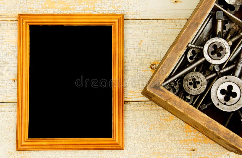 La pagina con vecchio perfora dentro la scatola su un di legno fotografia stock La pagina con vecchio perfora dentro la scatola su un di legno fotografia stock
