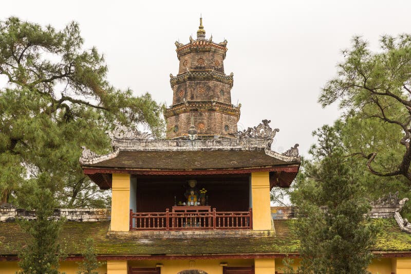 La pagoda de Celestial Lady en Hue Vietnam - Chua Thien Mu photographie stock libre de droits La pagoda de Celestial Lady en Hue Vietnam - Chua Thien Mu photographie stock libre de droits