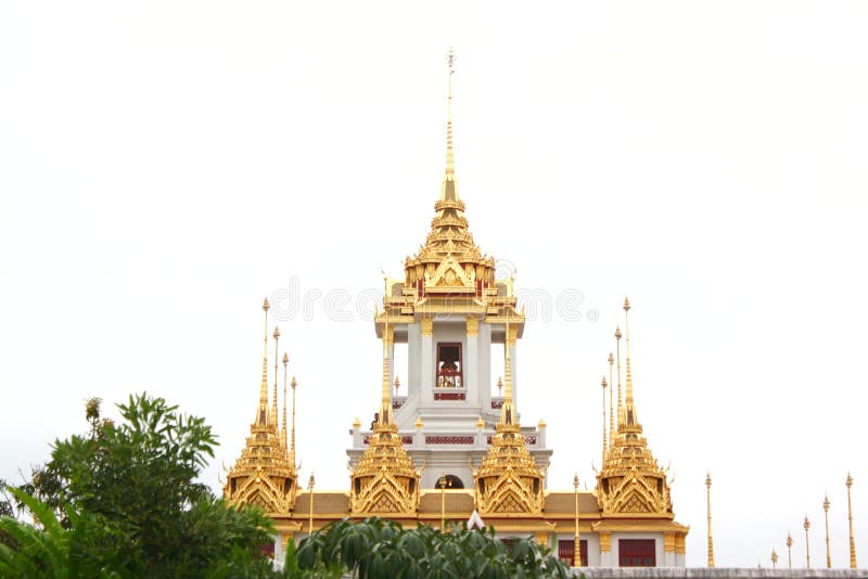 La pagoda del templo en Bangkok con el fondo blanco del cielo en luz del día fotografía de archivo La pagoda del templo en Bangkok con el fondo blanco del cielo en luz del día fotografía de archivo
