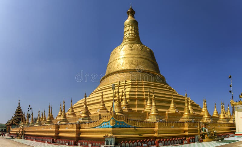 La pagoda di Shwemawdaw sotto il sole duro di mezzogiorno, Pegu, stato di Pegu, Myanmar immagini stock libere da diritti La pagoda di Shwemawdaw sotto il sole duro di mezzogiorno, Pegu, stato di Pegu, Myanmar immagini stock libere da diritti