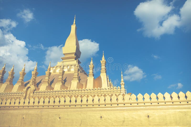 La pagoda dorada en Vientiane en Laos Pha Ese templo Luang imágenes de archivo libres de regalías La pagoda dorada en Vientiane en Laos Pha Ese templo Luang imágenes de archivo libres de regalías