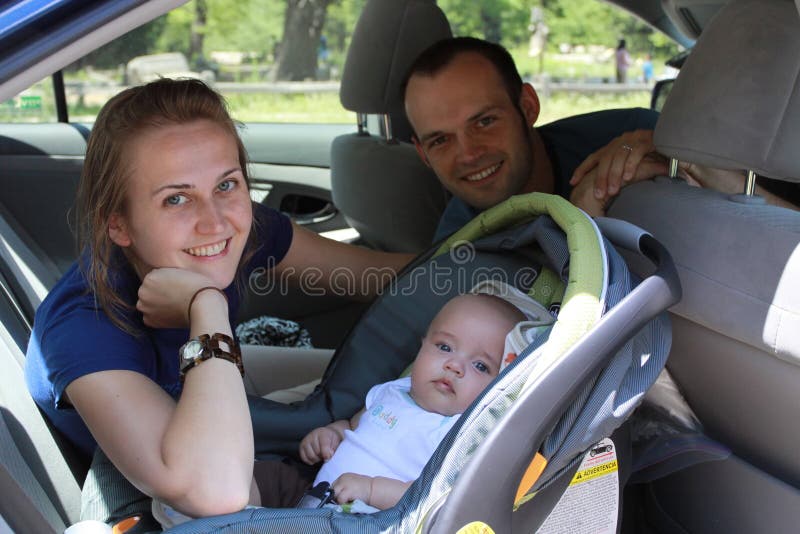 La paire se déplace avec l'enfant images stock La paire se déplace avec l'enfant images stock