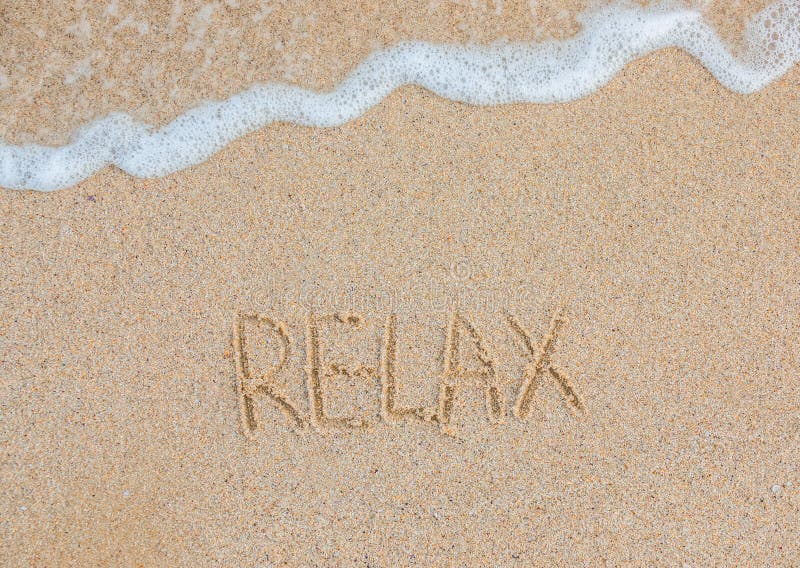 La palabra relaja manuscrito en la playa arenosa concepto del recorrido Vacaciones del tiempo de verano imágenes de archivo libres de regalías La palabra relaja manuscrito en la playa arenosa concepto del recorrido Vacaciones del tiempo de verano imágenes de archivo libres de regalías