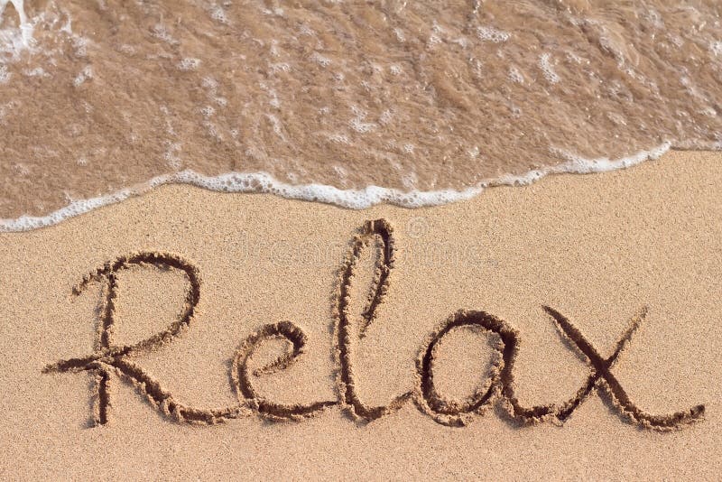 La Palabra Relax Es Mano Escrita En La Playa Foto de archivo Imagen de arenoso, dorado 102014266