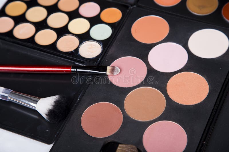 La palette colorée de fard à paupières et rougissent pour le plan rapproché de maquillage photo stock La palette colorée de fard à paupières et rougissent pour le plan rapproché de maquillage photo stock