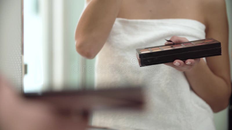 La palette de fard à paupières chez la femme remet le plan rapproché banque de vidéos